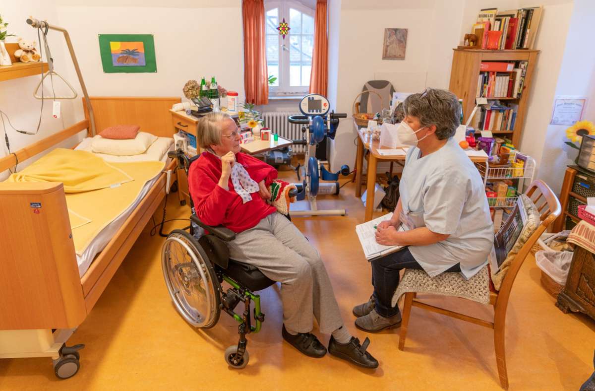Allgemeinmedizinerin  Anna Reichert (rechts) im Aufklärungsgespräch mit der Heimbewohnerin Heidi Lang.