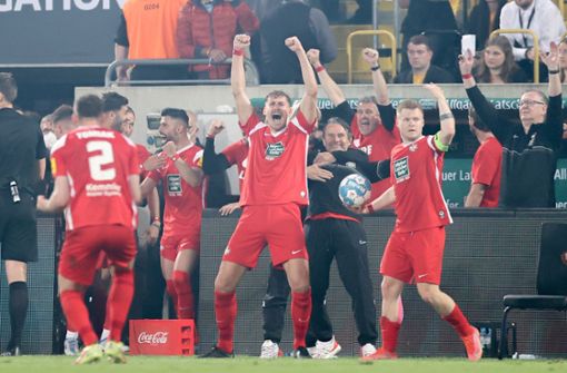 So jubelten die FCK-Profis im Mai, nachdem sie in der Relegation zur zweiten Liga über Dynamo Dresden triumphiert hatten. Foto: dpa/Jan Woitas