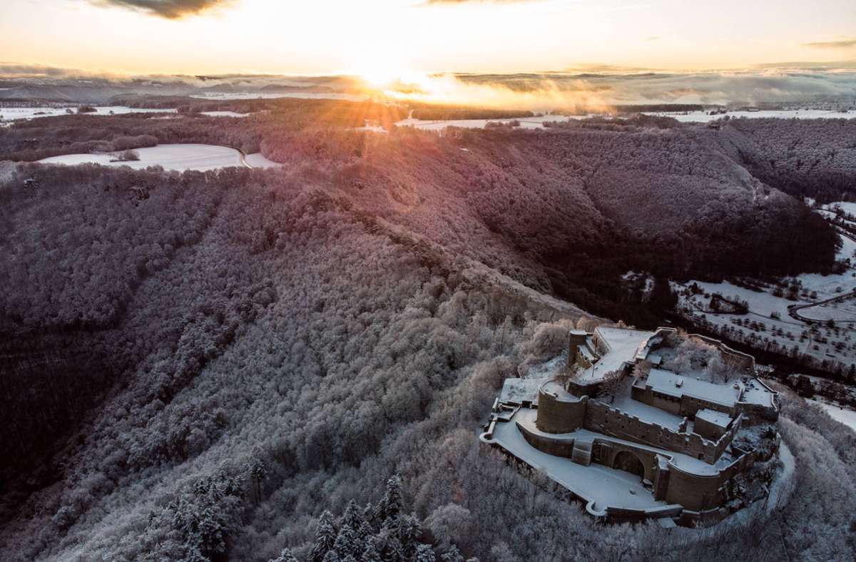 Die Festungsruine Hohenneuffen am Rande der Schwäbischen Alb zeigte sich bereits am Montagmorgen zum Sonnenaufgang in einem weißen Gewand. Am Mittwoch kommt noch etwas Schnee dazu.