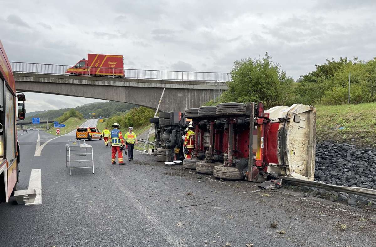 Unfall  bei Leonberg-West: Sattelzug kippt auf der A8 um