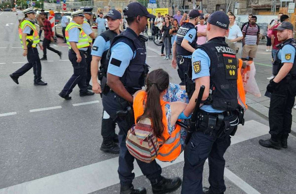 „Letzte Generation“ in Stuttgart: Polizei bremst Aktivisten in der City aus