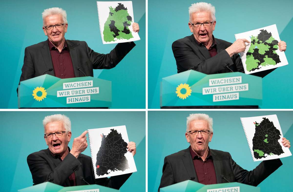 Winfried Kretschmann hält die politische Landkarte im Land seit 1980 hoch. Links oben wird das wahlergebnis von 2021. Foto: dpa/Marijan Murat