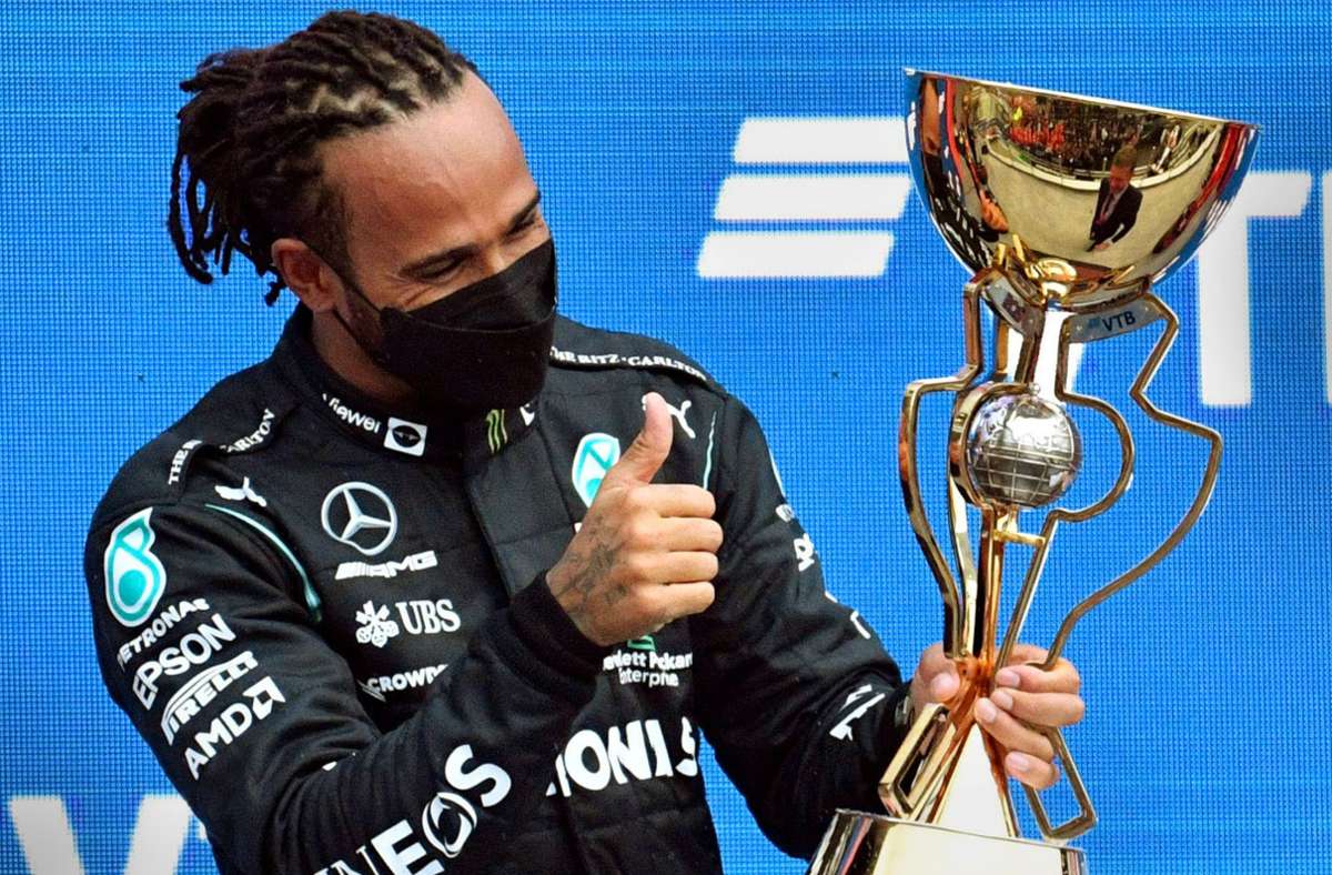 Lewis Hamilton freut sich in Sotschi über seinen 100. Grand-Prix-Sieg. Foto: AFP/ALEXANDER NEMENOV