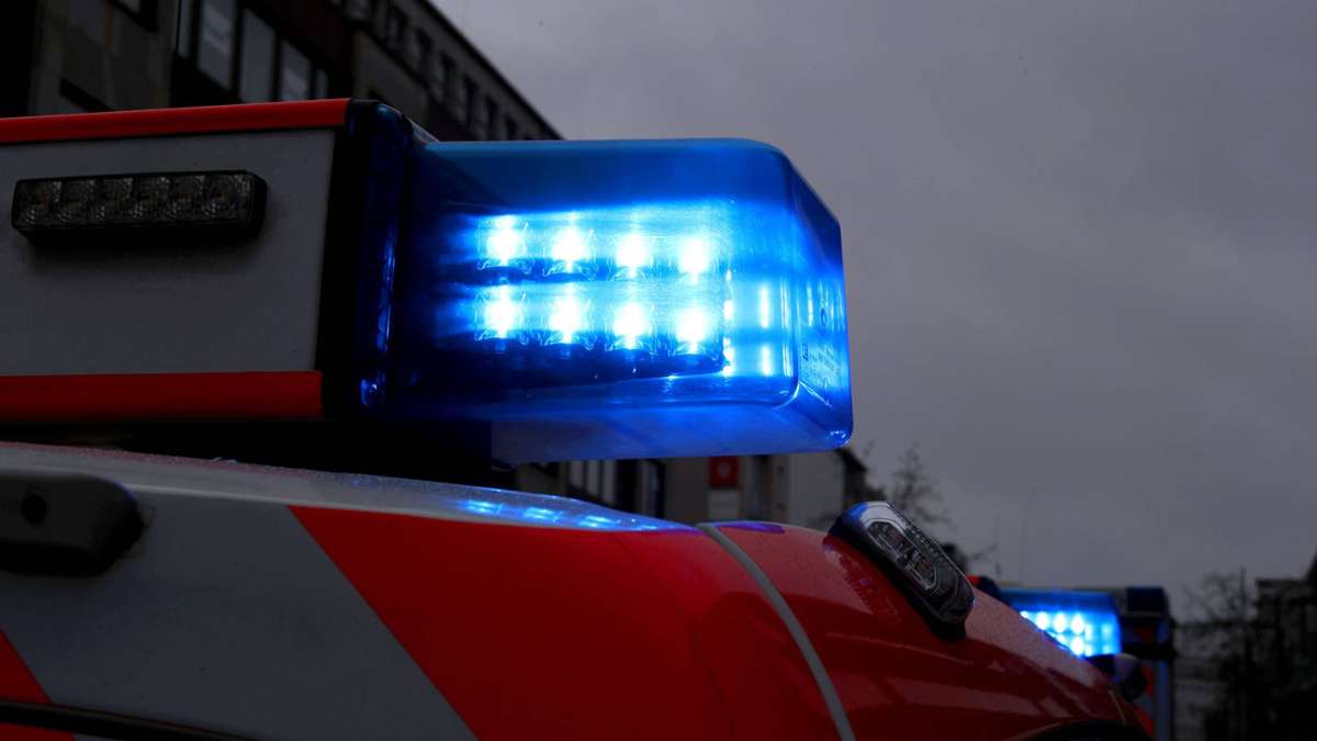 Kreis Karlsruhe: 23-Jähriger bei Unfall in Auto eingeklemmt