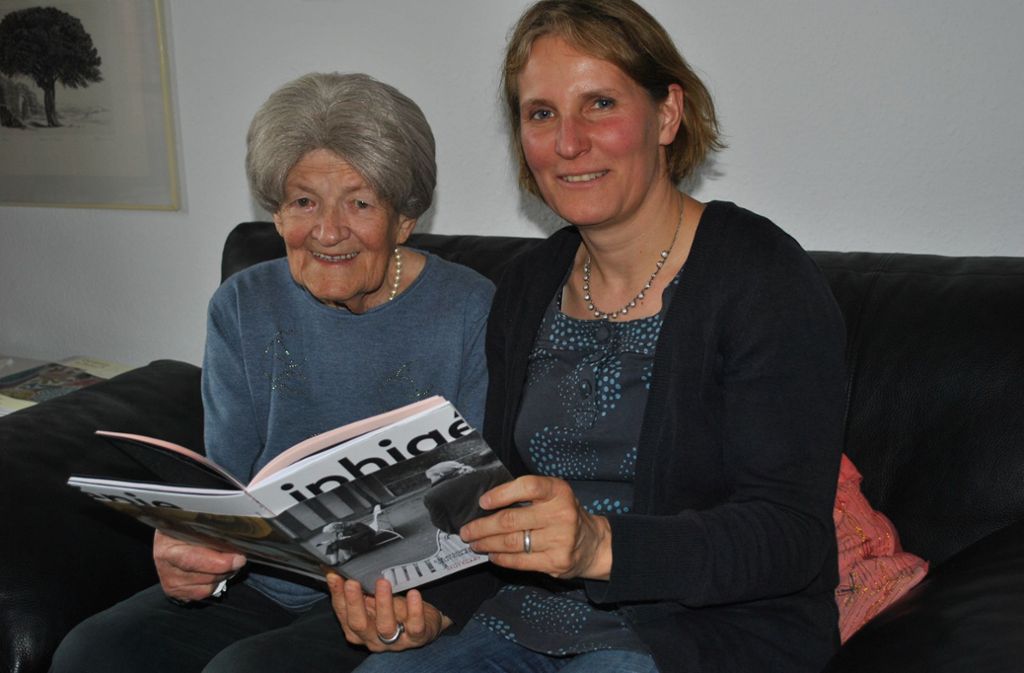 Babette Kage und ihre Enkelin Julia Vetter, der sie die Bühnenpremiere  zu verdanken hat,  schauen sich   das Programmheft  an.