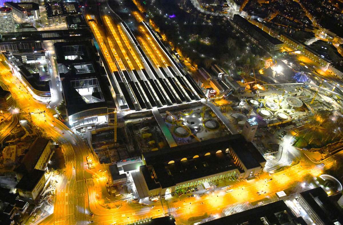 Die wohl bekannteste Baustelle der Republik: Der Stuttgarter Hauptbahnhof wird unter die Erde verlegt – die riesige Baugrube ist auch bei Nacht gut erkennbar, fotografiert von Robert Grahn, anzuschauen im Fotobuch „Deutschland leuchtet“.