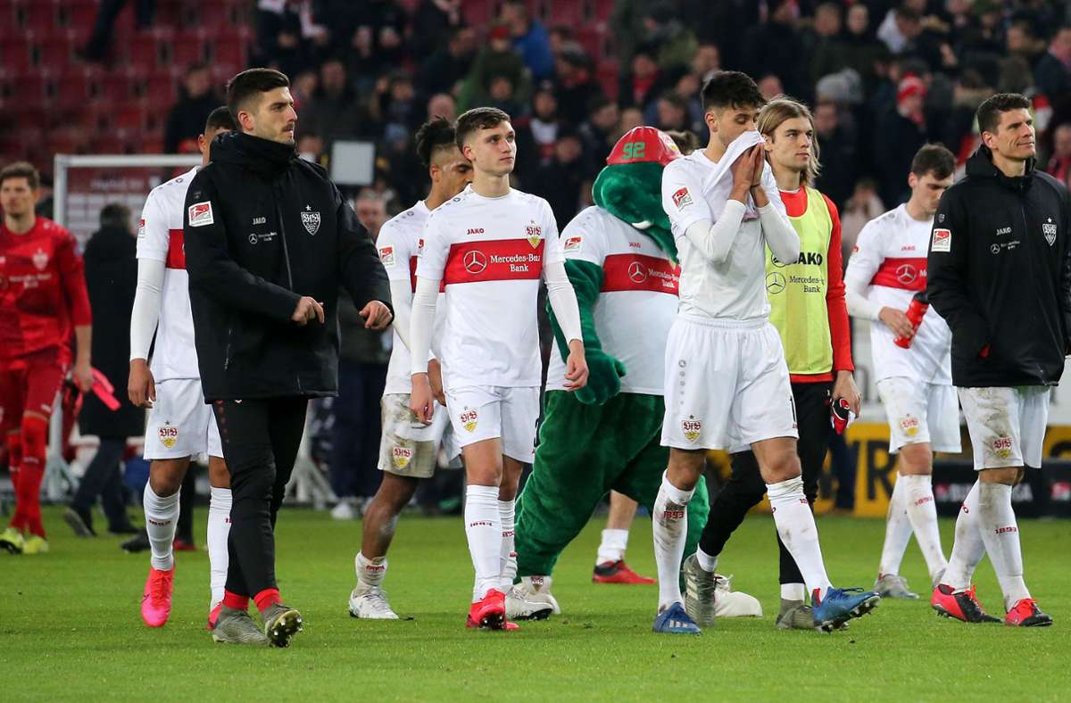 Nach der Partie verabschieden sich die VfB-Spieler von den Fans. Was sie damals noch nicht wussten: für lange Zeit.