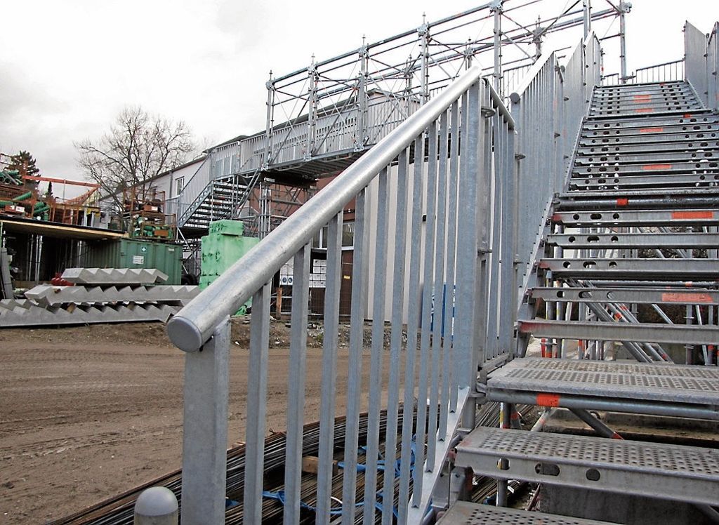 Der Oberklassenbau ist während des ersten Bauabschnittes nur über eine Freitreppe erreichbar.