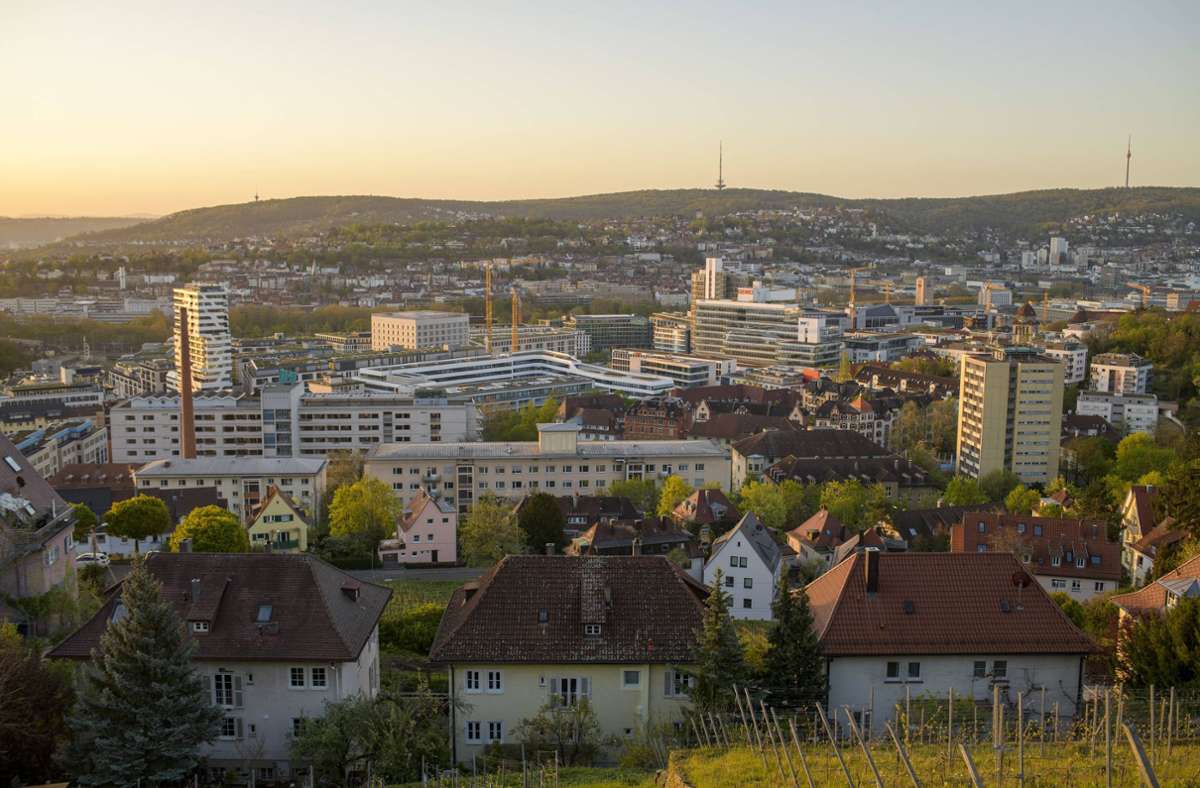 ... zum Thema Wohnungsnot: „Bis 2030 entstehen neue Stadtquartiere in Stuttgart, in denen wir eine gute Mischung von Wohnen, Arbeiten, Leben, Einkaufen und Freizeit haben werden. Stuttgart wird bundesweit die Stadt der kurzen Wege sein. Jeder Haushalt soll eine adäquate Wohnung finden können. Dabei hat preiswerter Wohnraum Priorität. Auch Familien mit mittlerem Einkommen sollen sich Wohneigentum in Stuttgart leisten können. Deshalb braucht es neben den neuen Stadtquartieren auch ein höheres und dichteres Bauen im Innenbereich, sowie teilweise auch Neubauflächen im Außenbereich, natürlich mit Bürgerbeteiligung, ja sogar Bürgerbefragungen.“