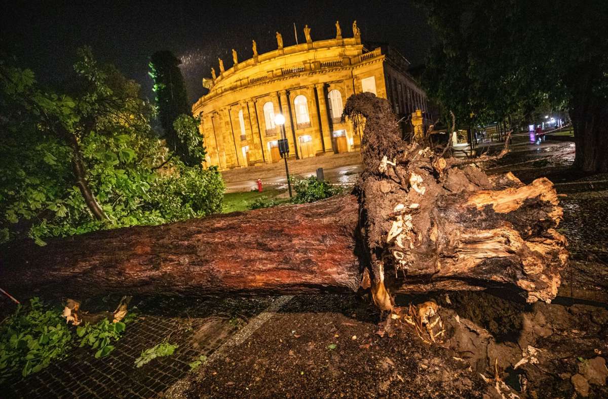 Unwetter in Stuttgart: Sturm reißt Dachteile vom  Opernhaus