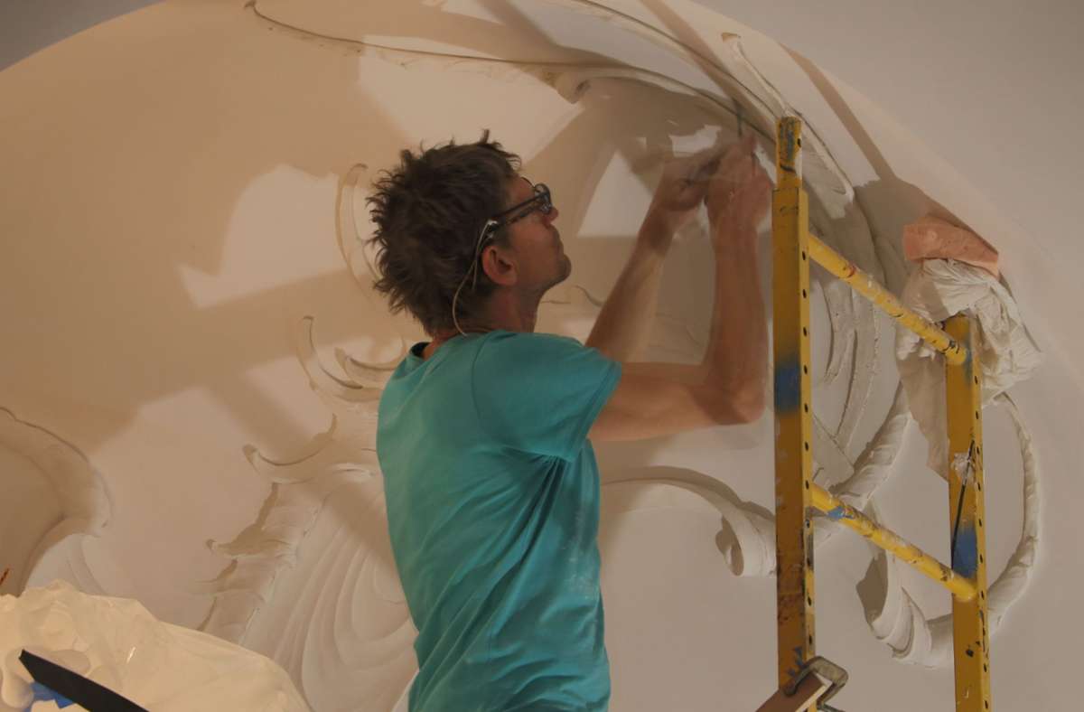 Jan Hooss arbeitet an einem Stuckrelief in der Lobby des  New Yorker Hochhauses „180east 88th street“.