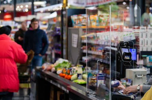 Die Kassierer in den Supermärkten werden in den kommenden Jahren deutlich unter dem Bundesdurchschnitt bezahlt. Foto: dpa/Tom Weller