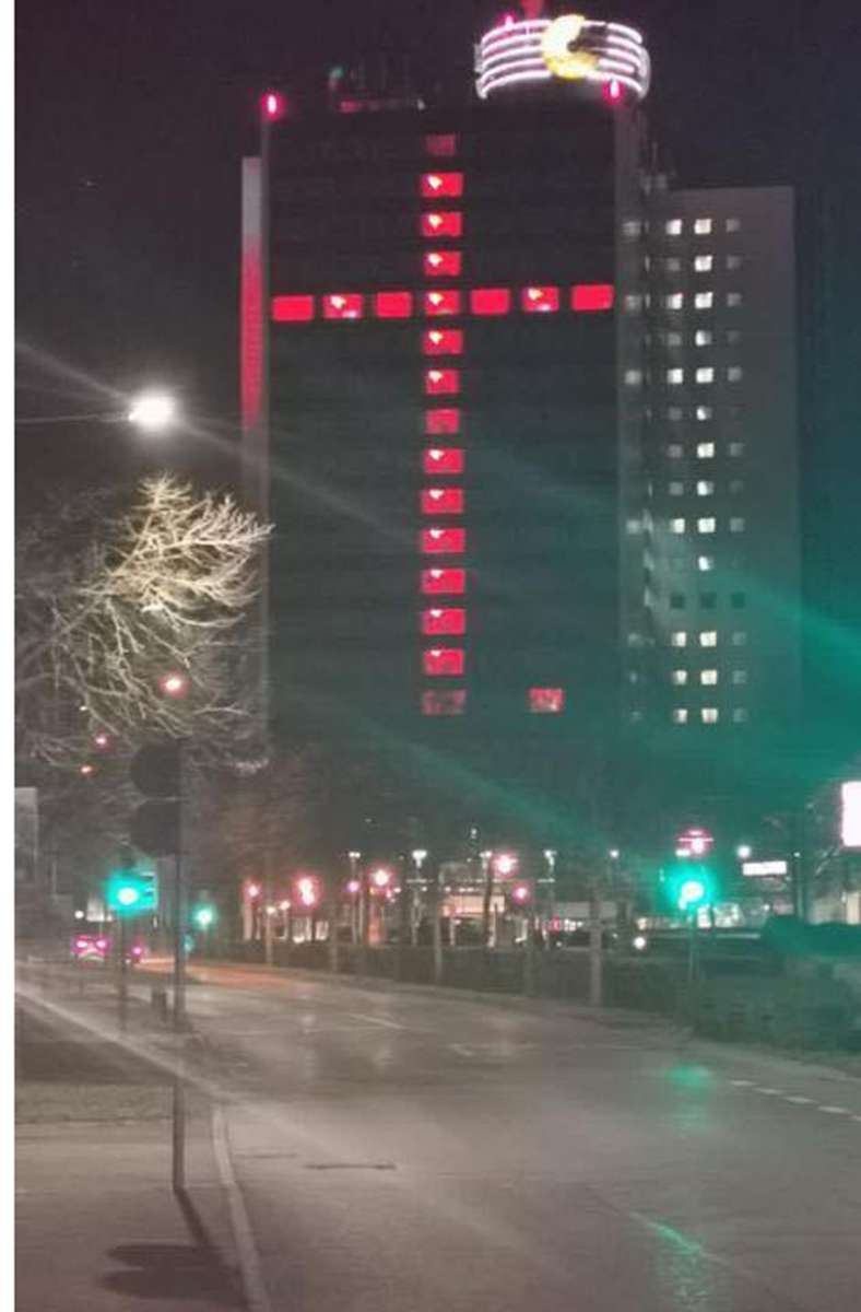 Das Kreuz ist 17 Stockwerke hoch.