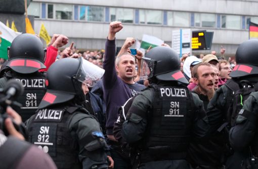 Straftaten im Zusammenhang mit Demonstrationen und Protesten haben zugenommen. (Symbolbild) Foto: dpa/Sebastian Willnow