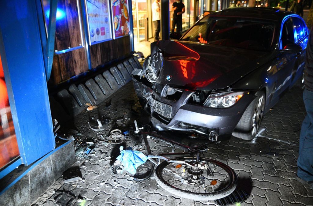 Unfall in Heidelberg: Auto kracht in Einkaufszentrum  – Fußgängerin schwer verletzt