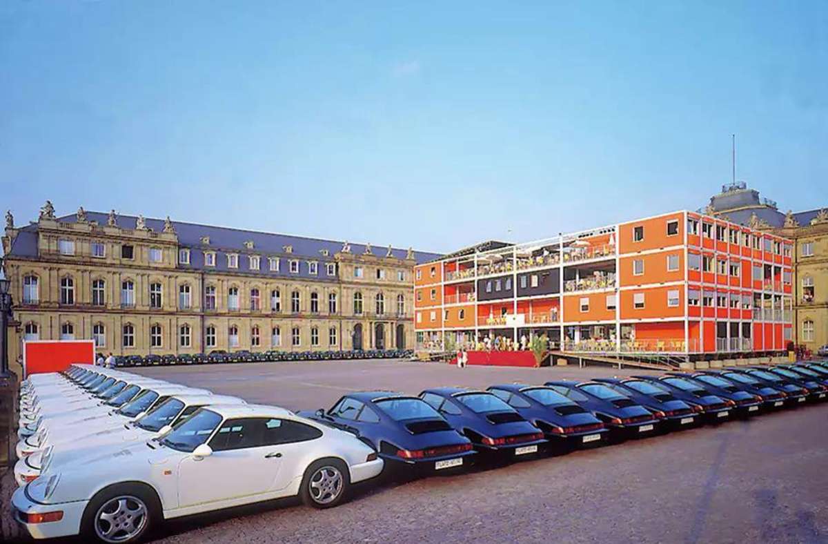 Um die dreistöckige Container-City im Ehrenhof des Neuen  Schlosses bildeten Porsche-Limousinen den „Zaun“.