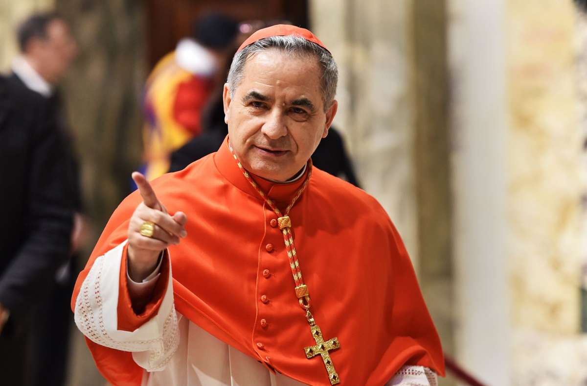 Der ehemalige Kurienkardinal Angelo Becciu wurde Ende September von Papst Franziskus entlassen. Foto: AFP/Andreas Solaro