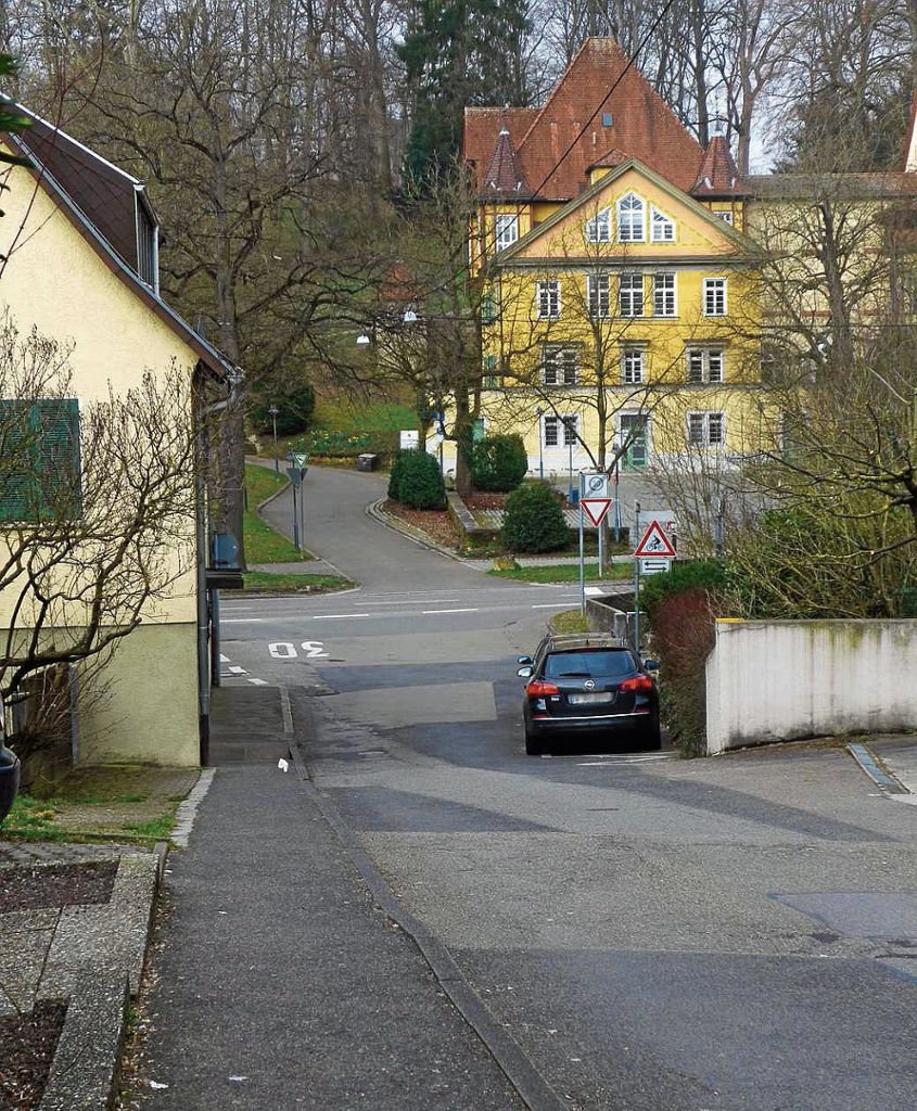 Ein Flickenteppich war sie, eng und holprig, die Straße am Meierberg in Mühlhausen. Fotos: Roos