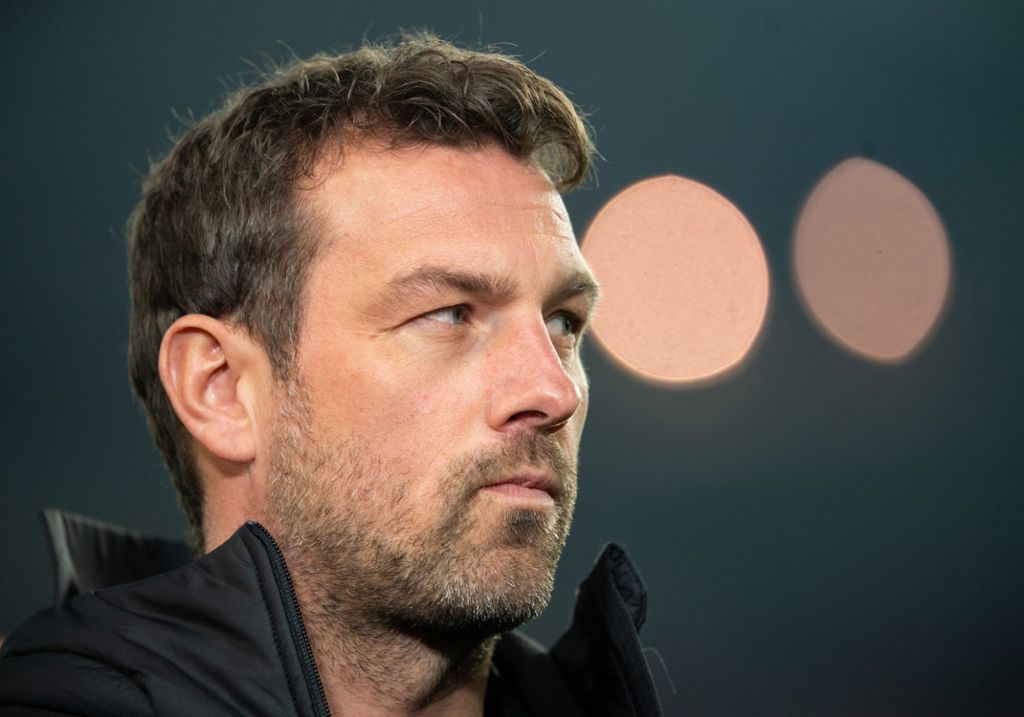 Für den VfB-Coach könnte es bei Pleite in Düsseldorf eng werden: Weinzierl unter Druck
