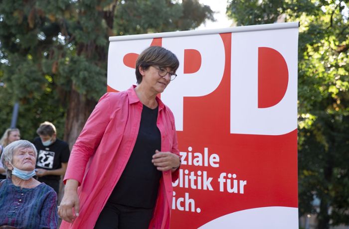 Saskia Esken in Stuttgart: Wahlkampf am sozialen Brennpunkt vor der Paulinenbrücke
