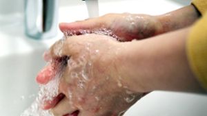 Seife, Desinfektionsmittel und Co. –  So bleiben die Hände geschmeidig