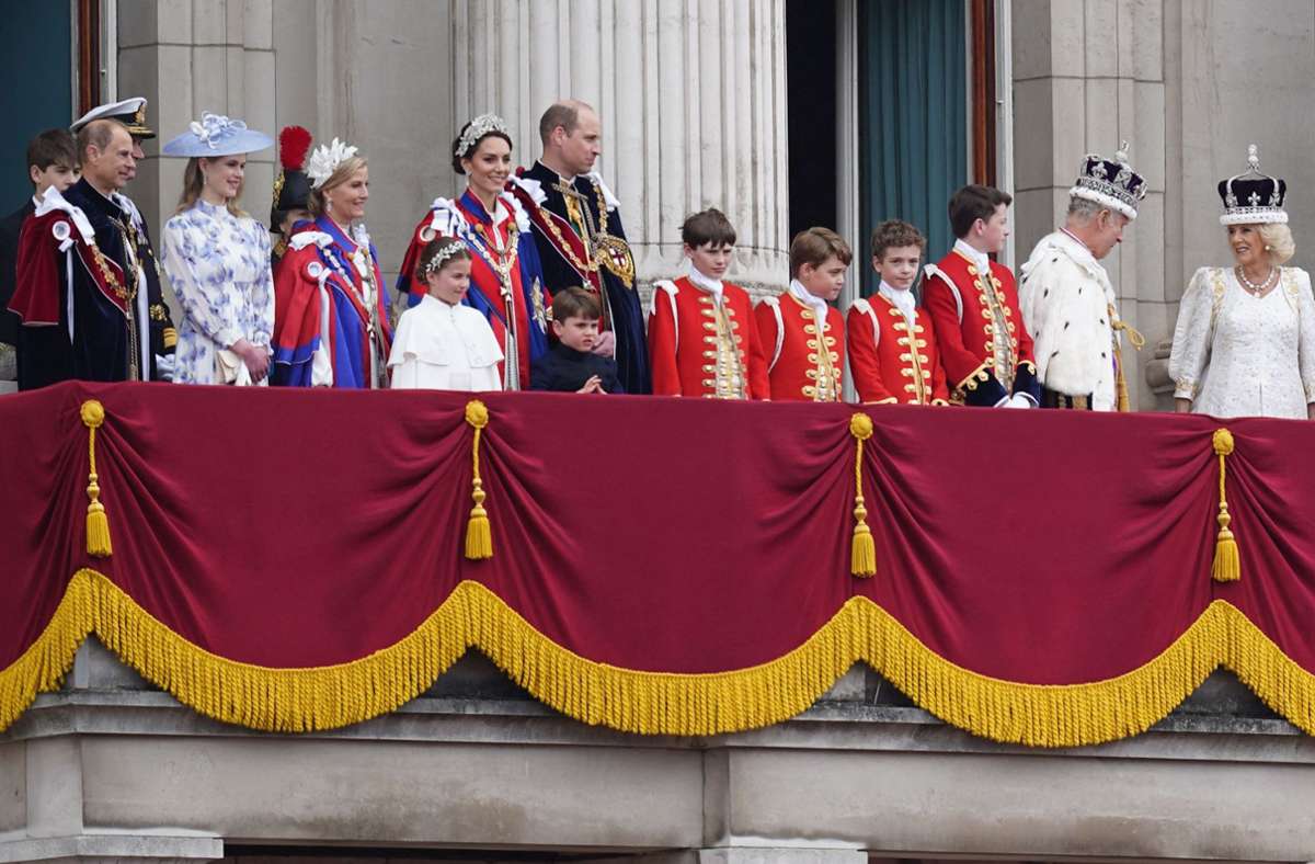 Letzter Programmpunkt: König Charles III. mit seiner Familie auf dem Balkon des Buckingham Palace.