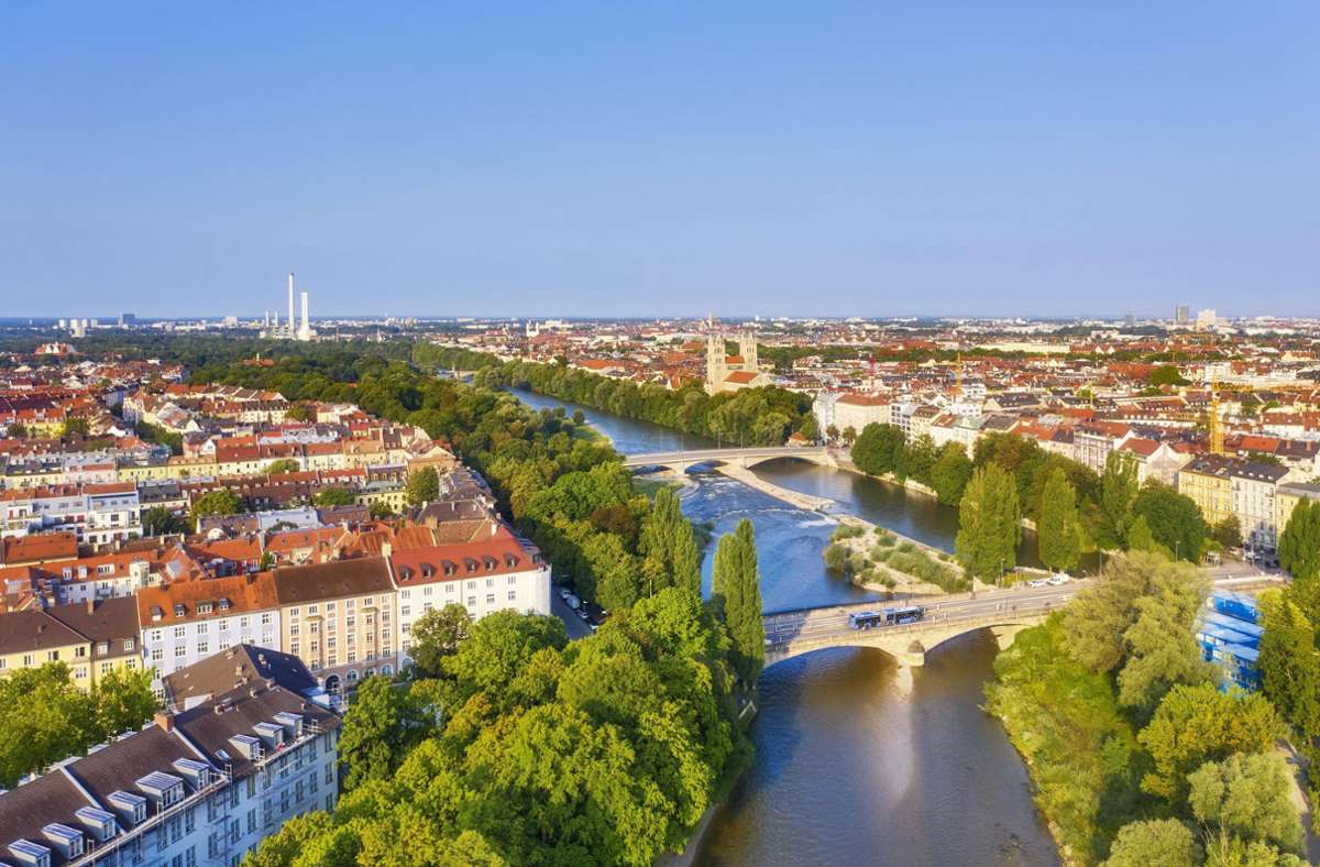 Corneliusbrücke in München: Mann stürzt acht Meter in die Tiefe – lebensgefährlich verletzt
