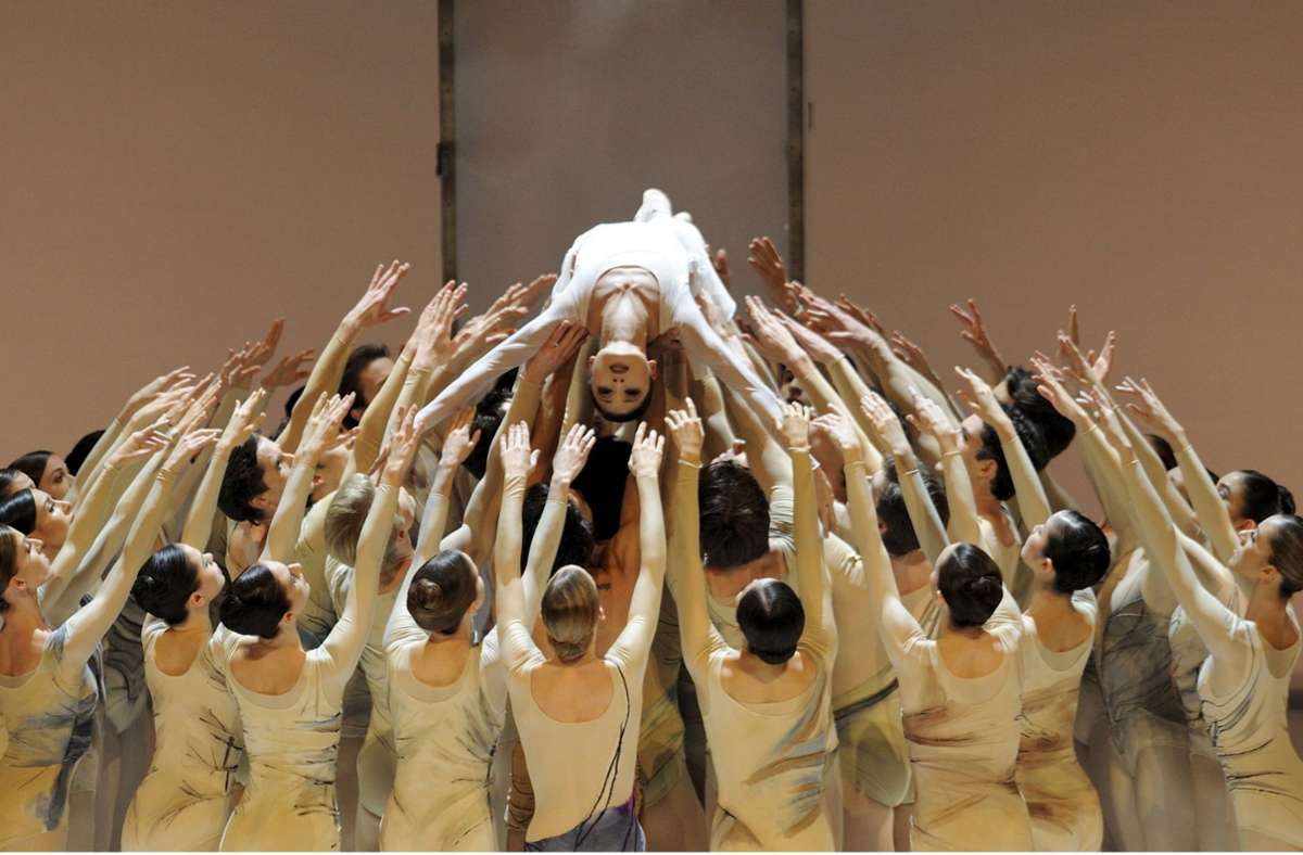 Auf eine solche Ballung von Tänzern, wie sie Kenneth MacMillans „Requiem“ bietet, muss das Ballettpublikum weiter warten.