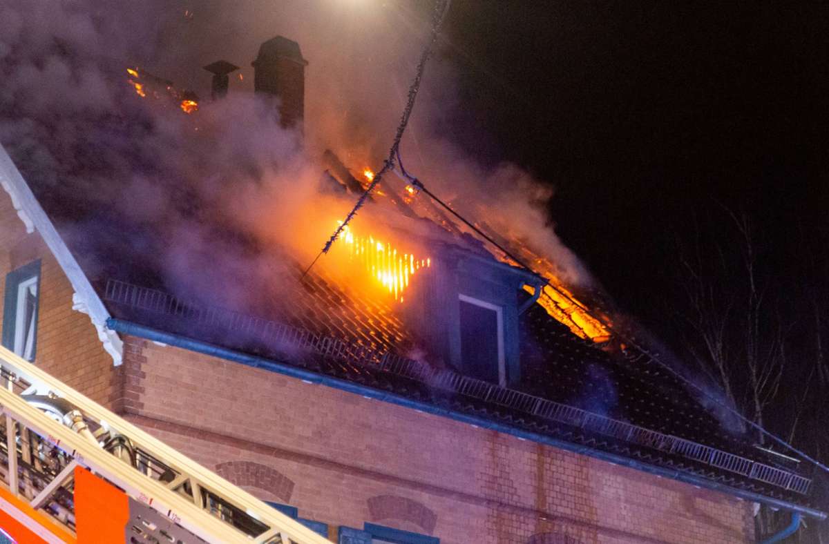 Feuerwehreinsatz in Stuttgart: Balkonbrand greift auf Dachstuhl über
