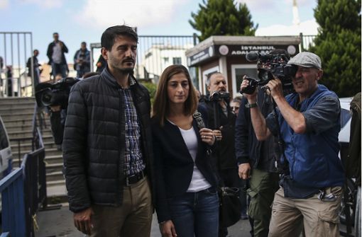 Ein Bild aus dem Jahr 2018: Die deutsche Journalistin und Übersetzerin Mesale Tolu (Mitte) kam damals in Begleitung ihres Ehemannes Suat Corlu (links) zu ihrer Gerichtsverhandlung in Istanbul. Foto: dpa/Emrah Gurel
