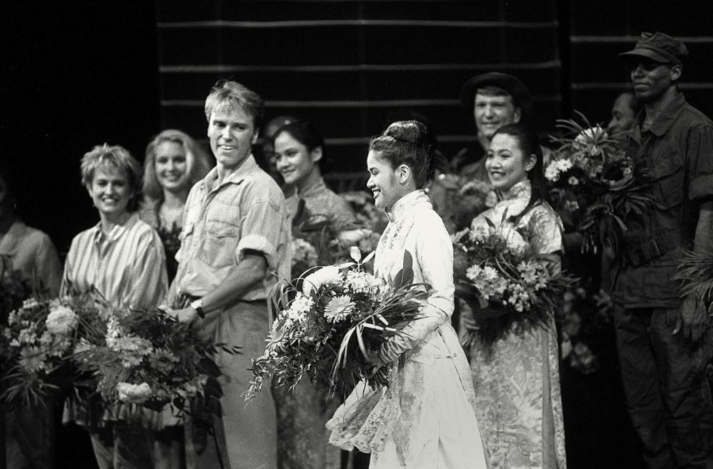 Blumen beim Schlussapplaus der Premiere von „Miss Saigon“ am 2. Dezember 1994 in der damaligen Musical Hall:  Uwe Kröger und Aura Deva spielten die Hauptrollen.