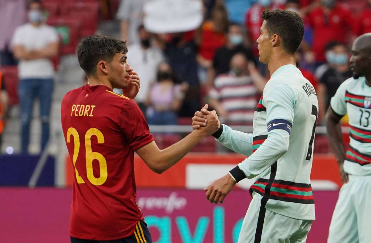 Jungstar trifft Superstar: Spaniens Pedri (li.) hat schon Bekanntschaft mit Portugals Cristiano Ronaldo gemacht.