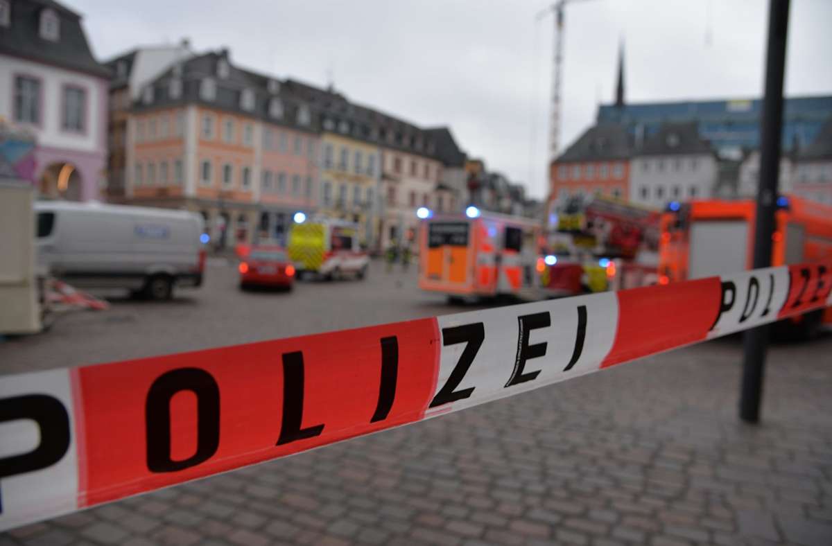 Ein Mann hat mit einem Auto in Trier mehrere Menschen angefahren. Es gab Tote und Verletzte.