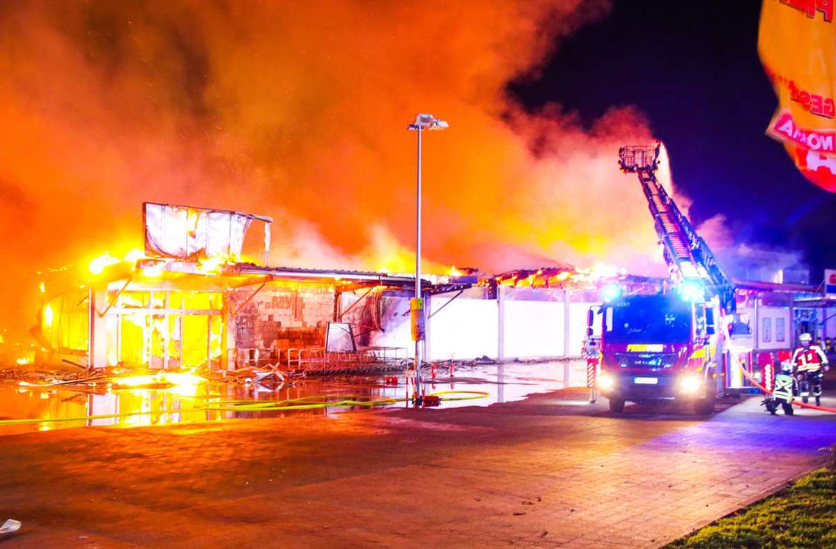 Großfeuer in Brandenburg: Supermarkt wohl wegen Böller komplett abgebrannt