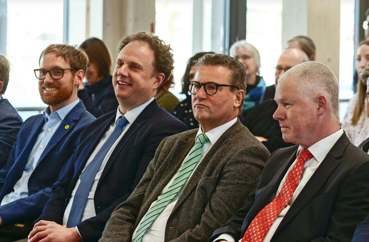 Freudentag in der Fuchshofschule: Schulleiter Stephan Haag, Minister Peter Hauk, Oberbürgermeister Matthias Knecht (von rechts) bei der Einweihungsfeier