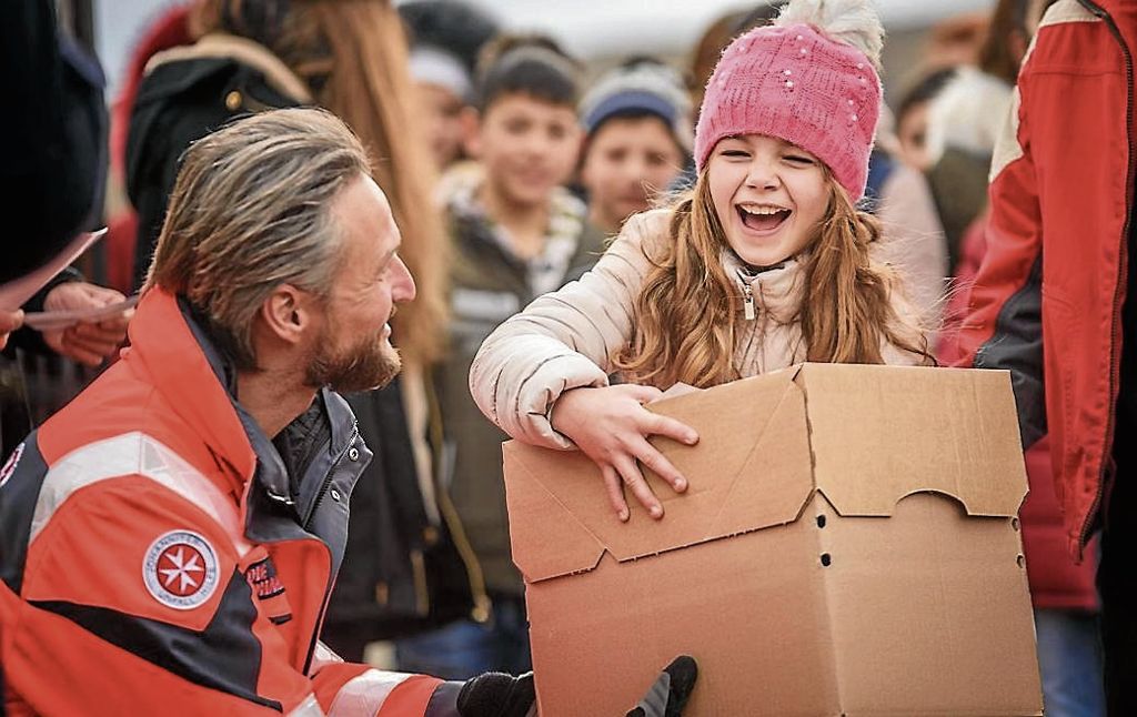 NEUGEREUT:  Johanniter-Weihnachtstrucker sind von ihrer Tour aus Südosteuropa zurück: 55 000 Pakete an Bedürftige verteilt