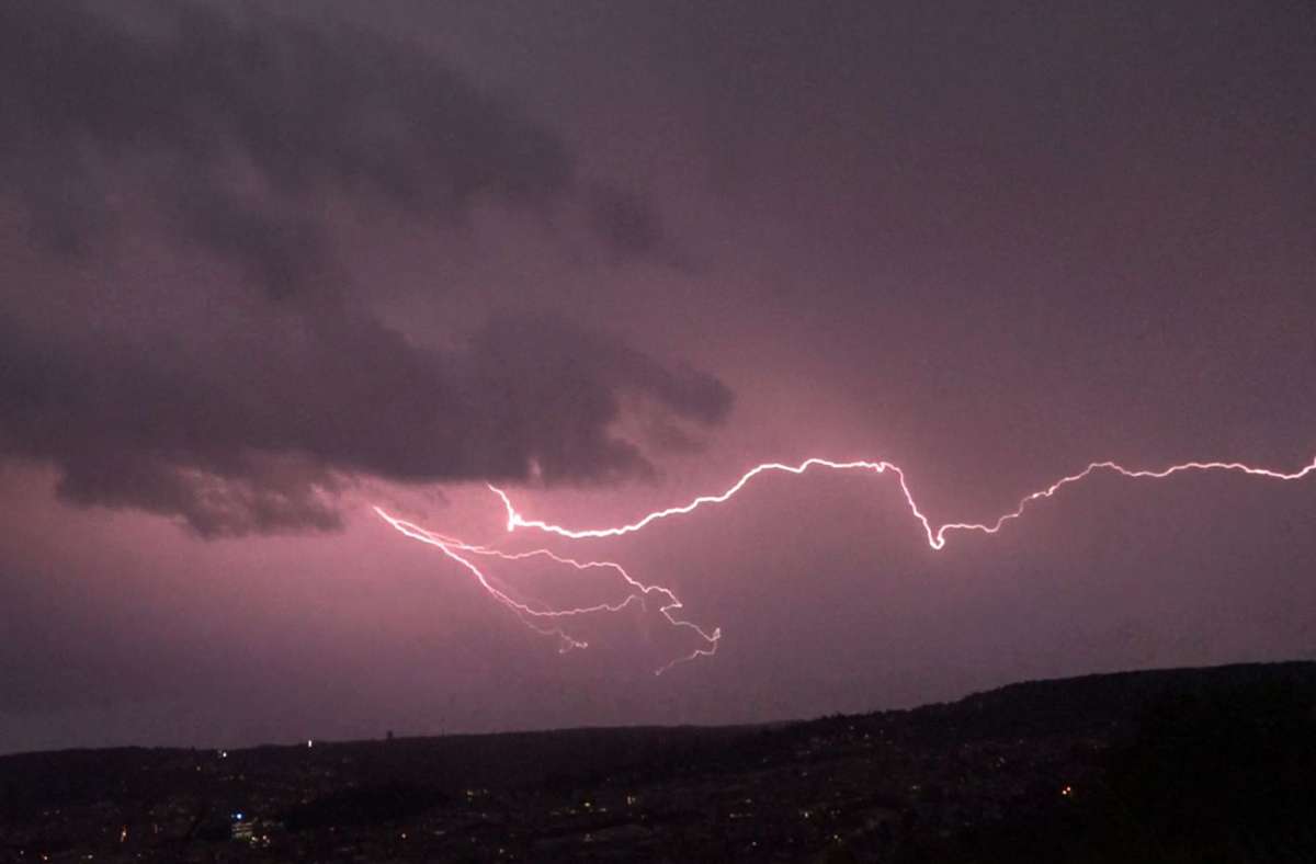 Gewaltige Blitze erhellten den Nachthimmel über Stuttgart.