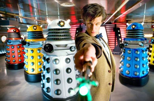 Doctor Who (Matt Smith) mit seinen Erzfeinden, den Daleks, und seinem Lieblingswerkzeug, dem Schallschraubenzieher. Foto: WDR/Adrian Rogers