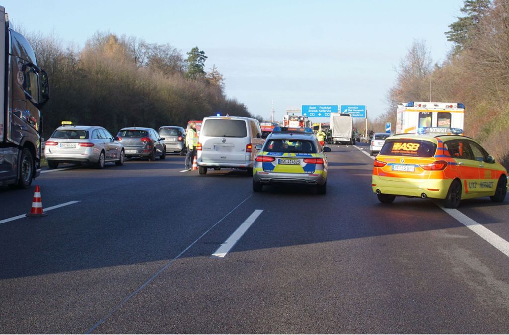 Unfall auf A8 bei Karlsbad: Polizei wütend: Zahlreiche Autofahrer nutzen Rettungsgasse