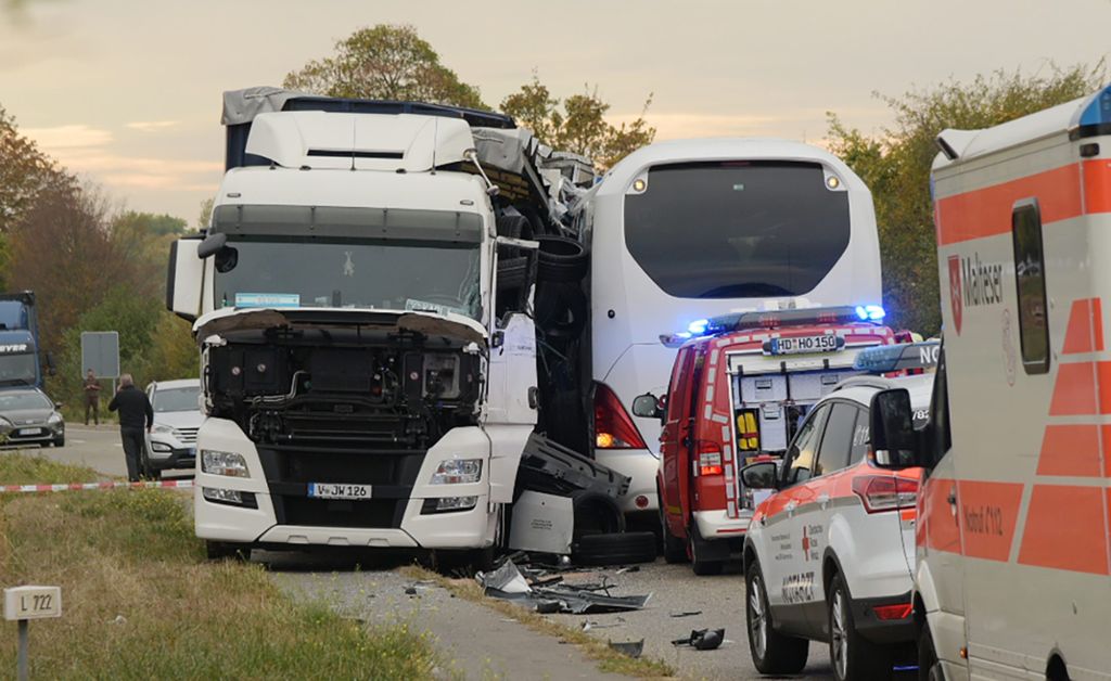 Ein Bus war am Donnerstagnachmittag auf gerader Strecke in den Gegenverkehr geraten: Ursache nach Busunfall bei Hockenheim weiter unklar