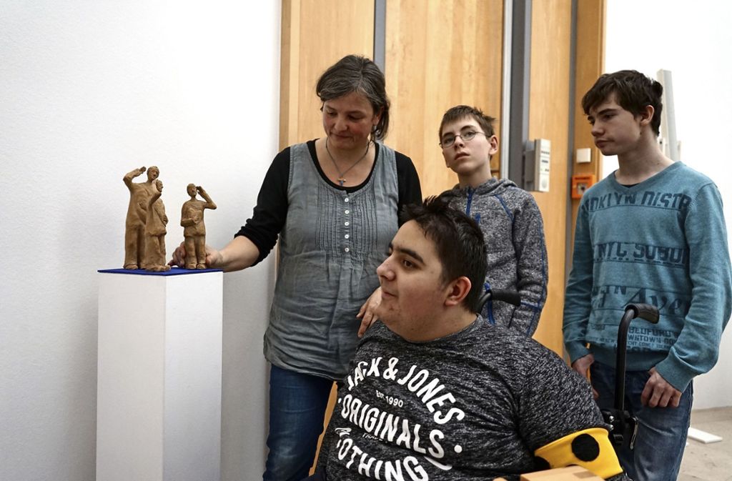Acht Schüler mit Behinderungen haben Engel getont und eine kleine Ausstellung gemacht: Erinnerung an die verstorbene Mama