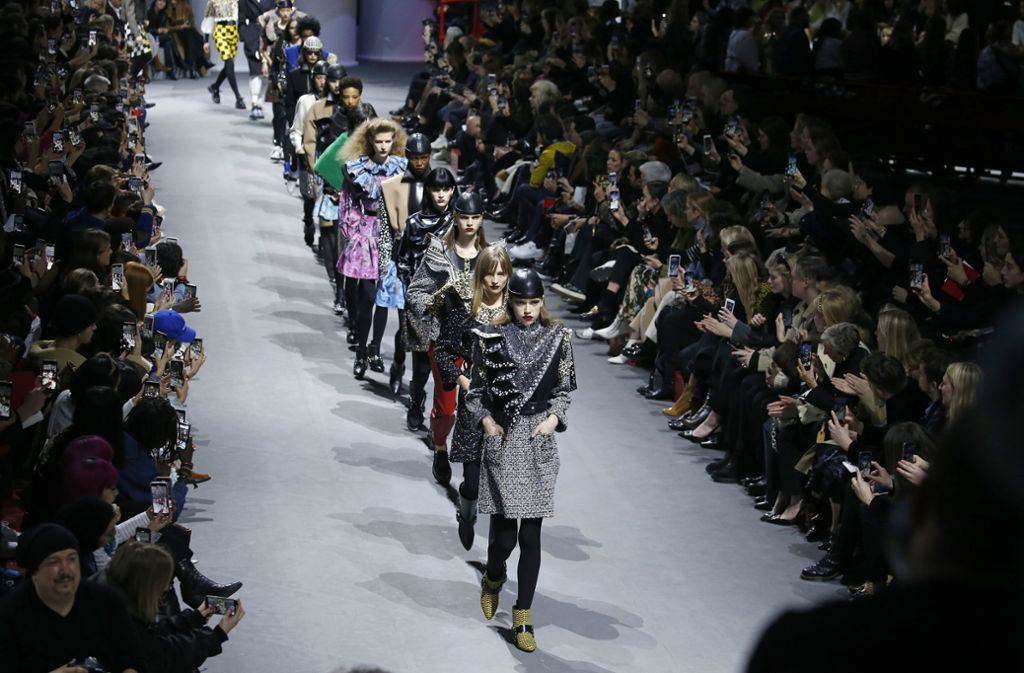 Sämtliche Augen und Kameras sind auf den Laufsteg gerichtet: Hier bei Louis Vuitton