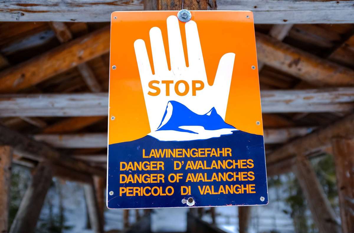 Österreich: Lawine reißt zehn Skifahrer mit
