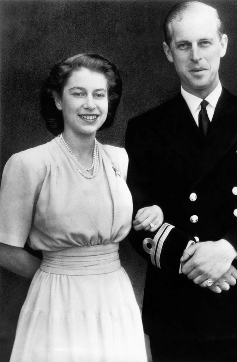 Juli 1947: Prinzessin Elizabeth und Philip Mountbatten geben ihre Verlobung bekannt.