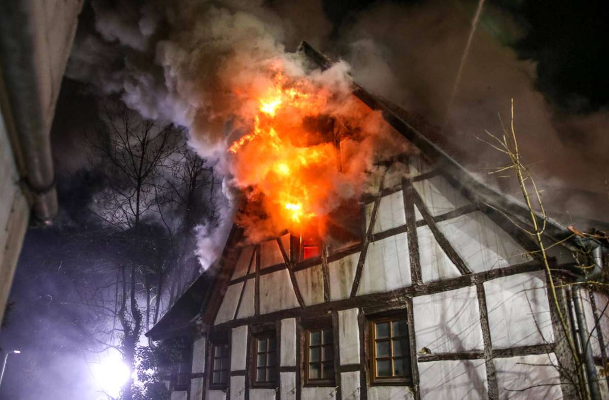 Großeinsatz in Aichelberg: Familie rettet sich aus brennendem Fachwerkhaus – hoher Schaden