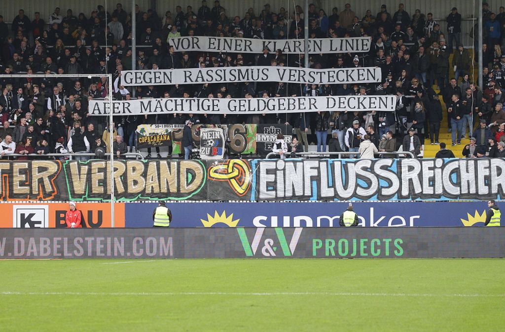 „Vor einer Klaren Linie gegen Rassismus verstecken, aber mächtige Geldgeber decken“. (Die Kritik der Sandhausen-Fans bei der Zweitliga-Partie gegen den  FC St. Pauli).
