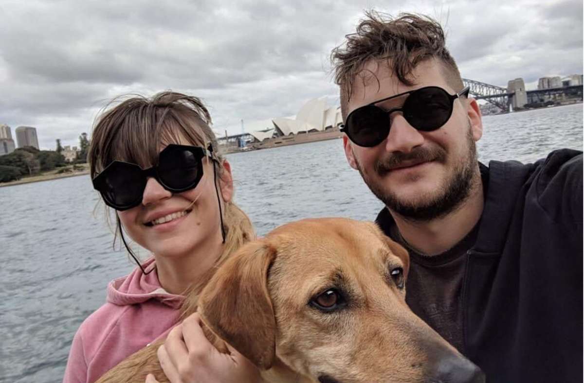 Tina mit ihrem Freund Gerrit und dem Hund ihrer Nachbarn vor dem Opera House in Sydney.