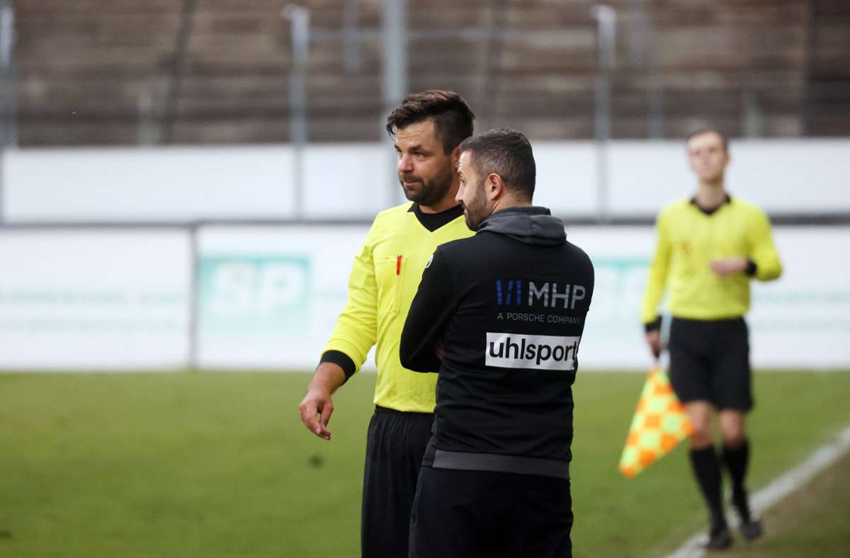 Hektik  bei Stuttgarter Kickers gegen FC Nöttingen: Was haben Mustafa Ünal und die Blauen zu befürchten?