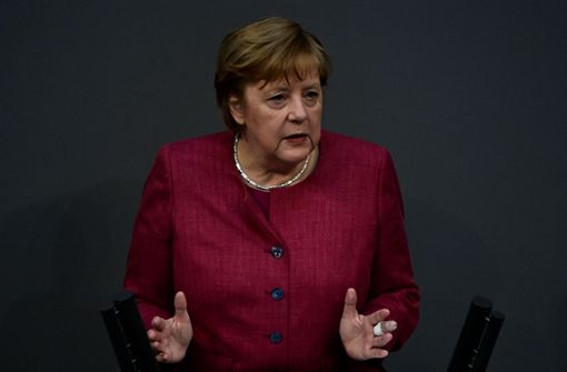 Bundeskanzlerin Angela Merkel (CDU) hat die geplante Notbremse mit der nächtlichen Ausgangssperre zur Bekämpfung der Corona-Pandemie gegen Kritik verteidigt. Foto: AFP/TOBIAS SCHWARZ