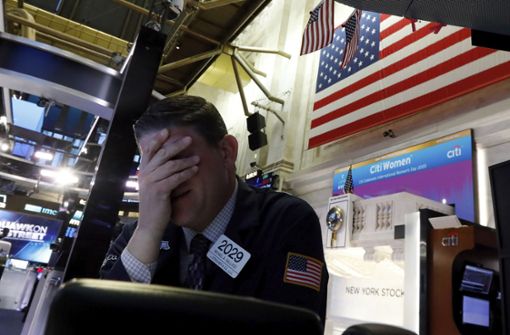 An der New Yorker Wall Street ist der Dow-Jones-Index zu Handelsbeginn am Montag um 7,2 Prozent eingebrochen. Der Handel am weltweit wichtigsten Börsenplatz wurde daraufhin unterbrochen. Foto: dpa/Richard Drew